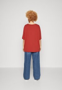 Jordan TEE  - Lihtne T-särk - dune red