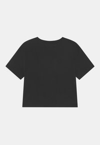 Černé zkrácené tričko vyrobené z měkké tkaniny, s krátkými rukávy, kulatým výstřihem a jednoduchým, minimalistickým designem. Bez viditelných vzorů nebo akcentů.