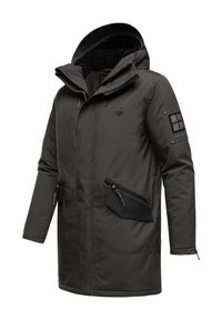Tumši pelēks parkas ar kapuci, ar teksturētu melnu odere, vairākām rāvējslēdzēju kabatām un uzlīmi uz kreisā piedurknes.