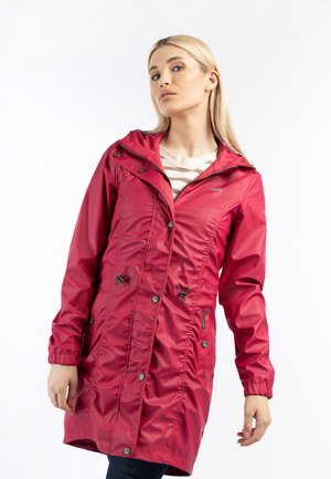 Rote wasserdichte Jacke mit Kapuze, gerafftem Design, schwarzen Hardware-Elementen und verstellbaren Kordeln. Ganze Jacke mit glatter, glänzender Textur.