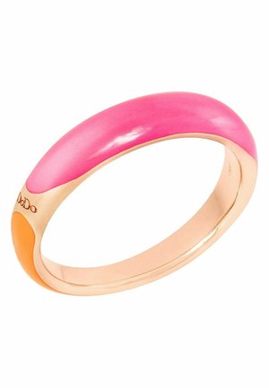 Ring mit Roségold-Band, glatter rosa Emaille-Oberseite und kleinem orangen Emaille-Akzent nahe dem gravierten Markennamen "DoDo".