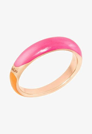 Ring mit Roségold-Band, glatter rosa Emaille-Oberseite und kleinem orangen Emaille-Akzent nahe dem gravierten Markennamen "DoDo".