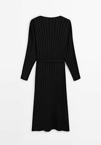 Robe midi noire à manches longues, en maille côtelée, avec un col rond et une ceinture assortie à la taille, étalée à plat sur un fond blanc.