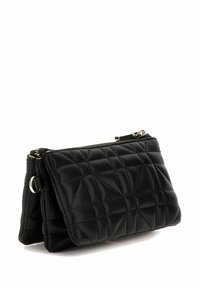 Sac noir matelassé en cuir synthétique avec fermeture éclair et quincaillerie argentée. Présente un motif géométrique et un design compact.