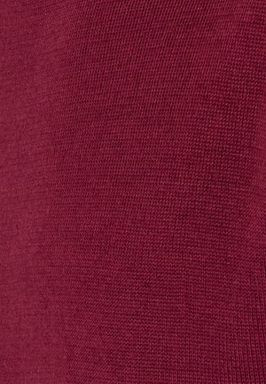 Close-up van een gestructureerde stof in een diepe bordeauxkleur, met een glad, gebreid patroon.