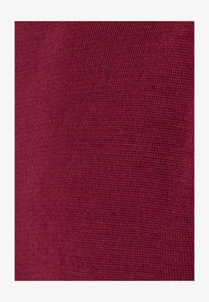 Close-up van een gestructureerde stof in een diepe bordeauxkleur, met een glad, gebreid patroon.