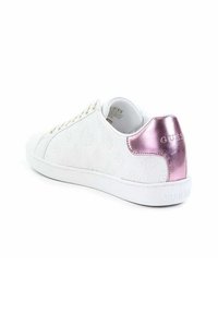 Vita sneakers med strukturerad ovandel som har ett monogrammönster och en metallisk rosa hälaccent. Guldöglor och gummisula.