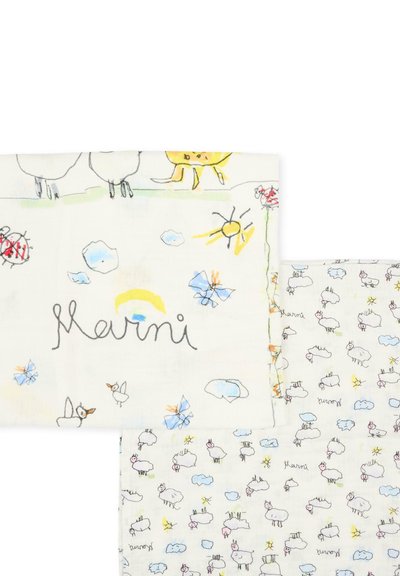 Bawełniana tkanina ozdobiona ręcznie rysowanym wzorem z owcami, ptakami i chmurami w stonowanych kolorach, z nazwą "Mervini" nadrukowaną w zabawnym stylu pisma.