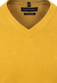 Geel V-hals trui van Pima-katoen, met geribde halslijn en subtiele textuur. Label leest "CASA MODA," maat M.