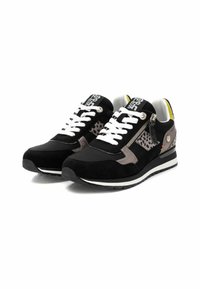 Zapatillas negras que combinan gamuza y malla, con un acento de estampado de leopardo, cordones blancos y un detalle de cremallera en el lateral. Tacón amarillo en contraste.