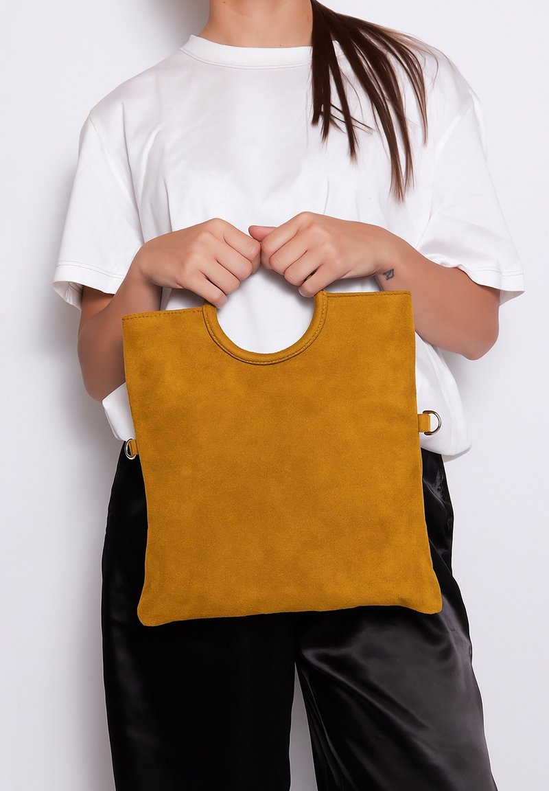 Borsa a mano gialla in suede con manico circolare e accessori laterali. La borsa ha una texture liscia e un design quadrato minimalista.