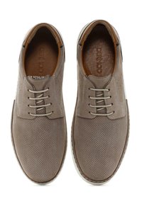 Braune, perforierte Lederschuhe mit einer abgerundeten Zehenpartie, kontrastierenden braunen Akzenten und klassischem Schnürdesign. Texturiertes Innenfutter für zusätzlichen Komfort.