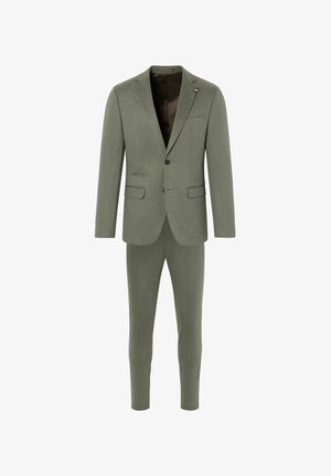 Alyvuogių žalios spalvos švarkas su tekstūruotu paviršiumi, kuriame yra dviejų mygtukų švarkas ir pritaikytos kelnes. Išskirtinė ruda vidinė pamušalas ir lieknas siluetas.