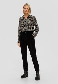 s.Oliver REGULAR BUNDFALTEN - Broek - schwarz