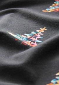 Țesătură neagră cu un design abstract vibrant și multicolor, asemănător unui brad de Crăciun, prezentat în prim-plan cu textură și pliuri vizibile.