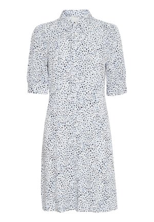 Kurzärmliges Hemdenkleid in Weiß mit einem blauen und marineblauen Sprenkelmuster. Es verfügt über einen Kragen, geraffte Ärmel und eine taillierte Taille.