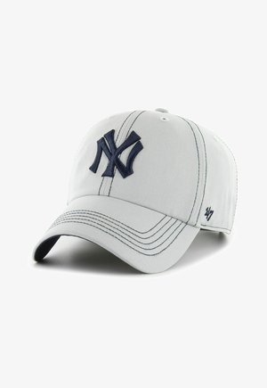 Casquette de baseball gris clair avec logo noir "NY" sur le devant et détails de couture noirs sur la visière et les panneaux.