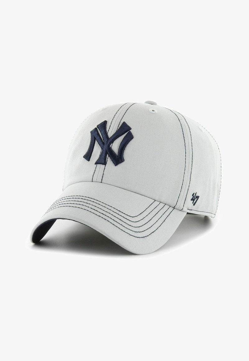 Casquette de baseball gris clair avec logo noir "NY" sur le devant et détails de couture noirs sur la visière et les panneaux.