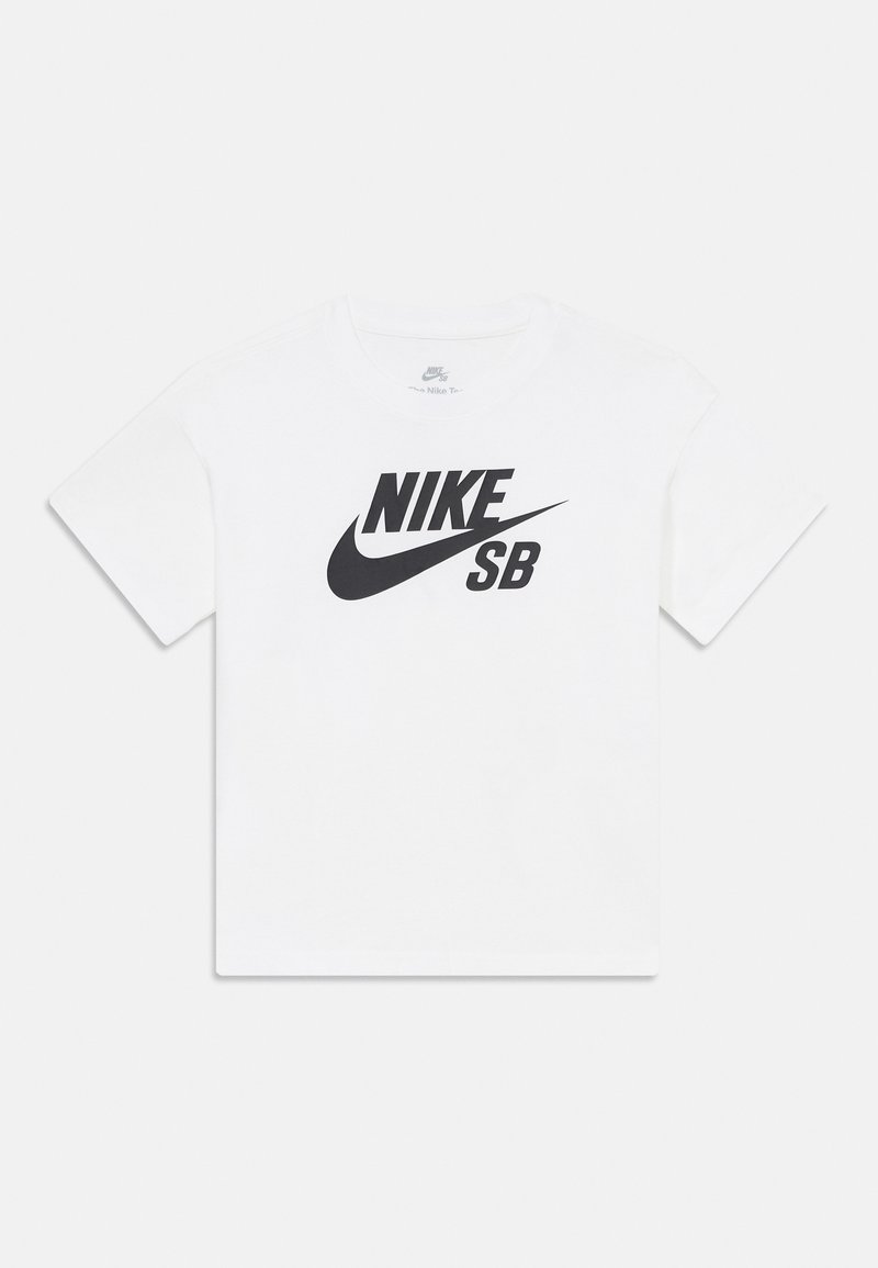 Balta T-marškiniai su dideliu juodu "NIKE SB" logotipu ant priekio, su paprastu apvaliu kaklu ir trumpomis rankovėmis.
