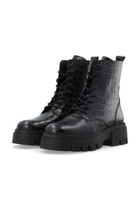 Botas negras de tobillo con textura de cuero estampada en cocodrilo, cordones en la parte delantera, suela gruesa y tirador en la parte trasera.