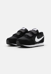 Baskets de sport noires avec des straps Velcro, dessus en tissu et en daim, logo Nike blanc, semelle en caoutchouc et col rembourré pour le confort.