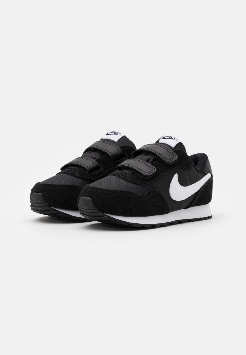Zapatillas deportivas negras con correas de velcro, parte superior de tela y ante, logo de Nike en blanco, suela de goma y cuello acolchado para mayor comodidad.