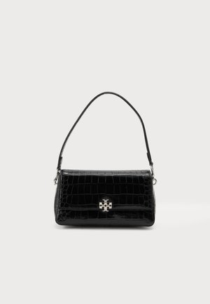 Piccola borsa nera con texture coccodrillo, forma rettangolare, tracolla singola e fibbia argentata sulla patta anteriore.