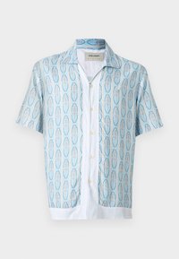 Πουκάμισο με κοντά μανίκια και κουμπιά, με κατακόρυφο μοτίβο σε ανοιχτό μπλε και λευκό και μπεζ κουμπιά, γιακά, και διακριτικό κεντημένο λογότυπο στο στήθος.