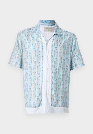 Camisa de manga corta con botones, patrón vertical en azul claro y blanco, botones color crema, cuello y un logo bordado sutil en el pecho.