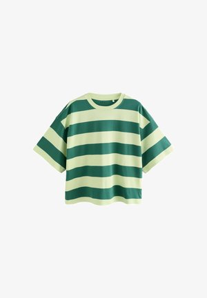 Žalia ir šviesiai žalia dryžuota laisvo kirpimo trumpomis rankovėmis ir apvalia iškirpte medvilninė marškinėlė.