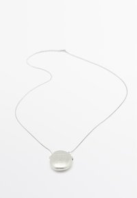 Zilveren ketting met een ovale matte hanger aan een slanke ketting. Eenvoudig ontwerp met een gladde textuur en minimale hardware.