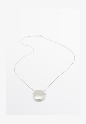 Collana con pendente in argento caratterizzata da un pendente ovale opaco su una catena sottile. Design semplice con una superficie liscia e hardware minimale.