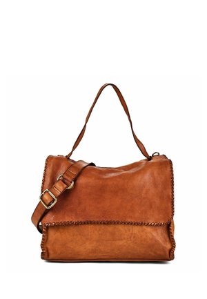 Borsa a mano in pelle marrone con bordi cuciti, tracolla regolabile e manico superiore su sfondo bianco.