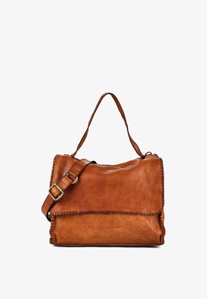 Braune Lederhandtasche mit abgesteppten Kanten, verstellbarem Schulterriemen und einem oberen Griff vor weißem Hintergrund.
