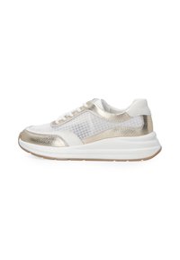 Weiße und metallisch goldene Sneaker mit einem Mesh-Obermaterial, glatten Lederakzenten, strukturierten Zwischensohlen und einer Gummisohle; Schnürdesign.