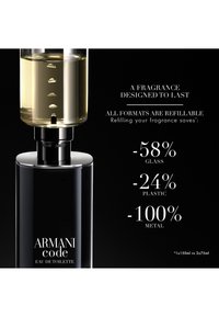 Bouteille Armani Code Eau de Toilette avec un bouchon en verre rechargeable, mettant en avant une réduction de 58 % de verre, 24 % de plastique et 100 % de métal grâce au rechargement.