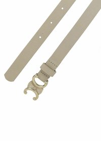 Beige leren riem met een gouden gesp met een kenmerkend gebogen ontwerp. De riem heeft gelijkmatig verspreide gaten voor aanpassing.