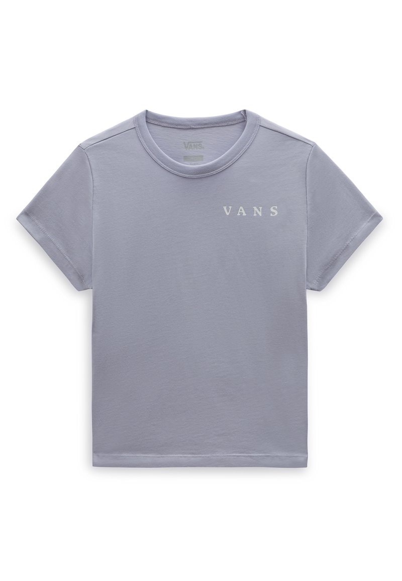 Camiseta de manga corta color púrpura claro hecha de algodón. Presenta un cuello redondo y un pequeño logo blanco de "VANS" en el lado izquierdo del pecho.