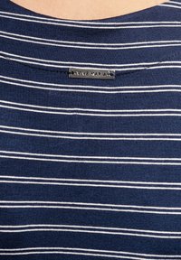 T-shirt a strisce blu navy con strisce orizzontali bianche, caratterizzata da un colletto rotondo e da un'etichetta metallica argentata "Vive Maria" vicino al colletto.