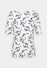 Biała koszulka z krótkim rękawem z czarnym wzorem kotwicy i liny. Wykonana z miękkiego materiału, o dopasowanym kroju i okrągłym dekolcie.