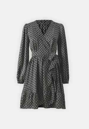 Zwarte wikkeljurk met lange pofmouwen, voorzien van een herhalend geometrisch print. Gelaagd ruffle zoom en taillebanddetail in de stof.