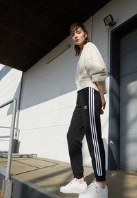 adidas Originals - SLIM CUFFED JOGGERS - Dresside alumine osa - black Väikepilt 1