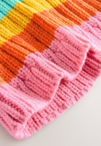 Indumento lavorato a maglia con strisce orizzontali colorate in turchese, giallo, arancione e rosa. L'orlo rosa ha una trama a coste con un bordo ondulato.