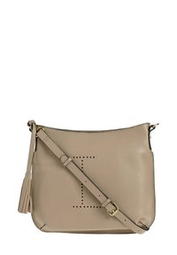 Sac en cuir beige à bandoulière avec un design perforé en forme de lettre 'I', quincaillerie dorée, bandoulière réglable et breloque décorative.