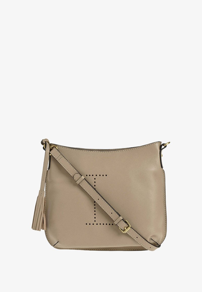 Sac en cuir beige à bandoulière avec un design perforé en forme de lettre 'I', quincaillerie dorée, bandoulière réglable et breloque décorative.