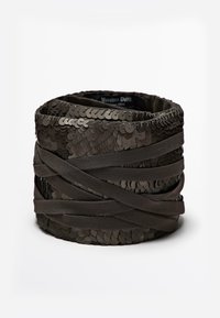 Sort, pailletteret manchetarmbånd med krydsende stofremme, der har en blank overflade og lagdelt design for ekstra visuel interesse.