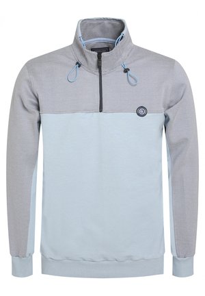 Ljusblå tröja med halvmoln krage, texturerade grå axlar, snörningsdetaljer och ribbade muddar och fåll.