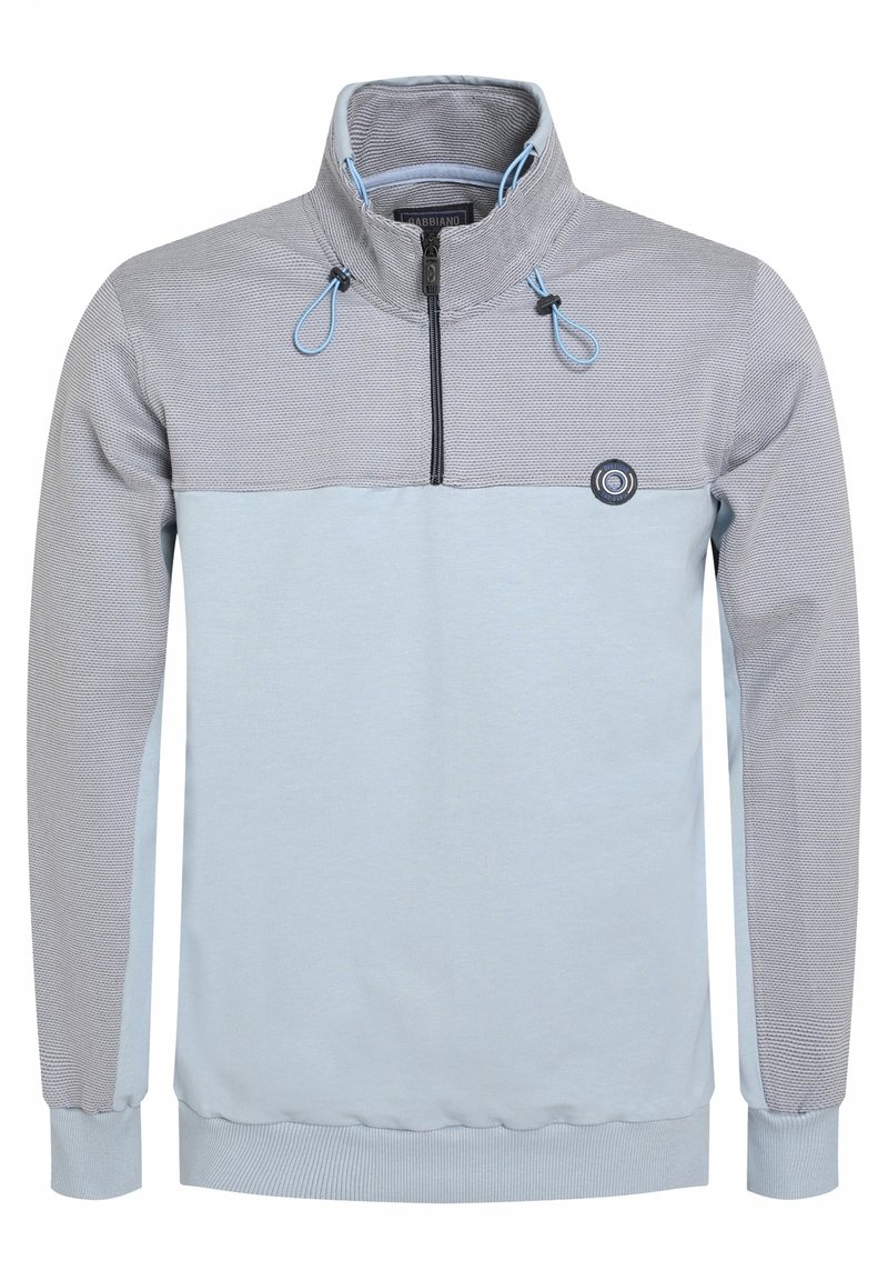 Svetle modrý pulovr s půlzipem, šedými strukturovanými rameny, ozdobným šnůrkám a žebrovanými manžetami a spodním lemem.