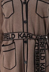 KARL LAGERFELD LOGO BELTED - Kardiganas - beige/black
