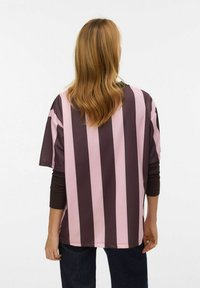 Perdidžio dydžio trumpomis rankovėmis marškiniai su kvartalėliais ir rožinėmis vertikaliomis juostomis, pagaminti iš švelnios medžiagos, su apvalia iškirpte.